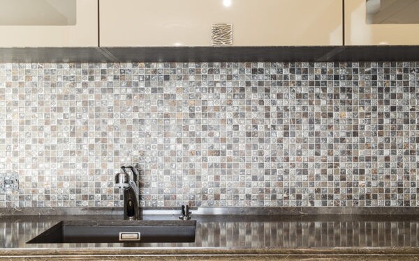 Какие бывают фартуки для кухни: ТОП-11 лучших вариантов, советы по выбору, особенности и уход