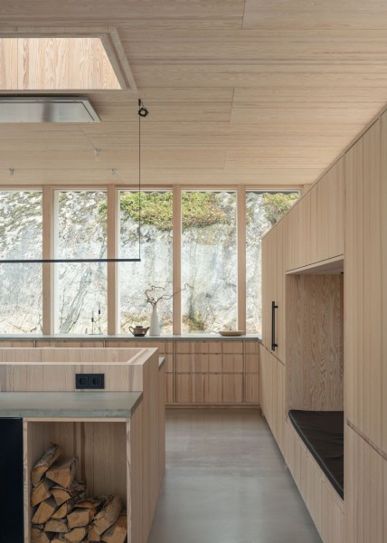 Деревянная резиденция, встроенная в скалистый склон Деревянная резиденция, встроенная в скалистый склон