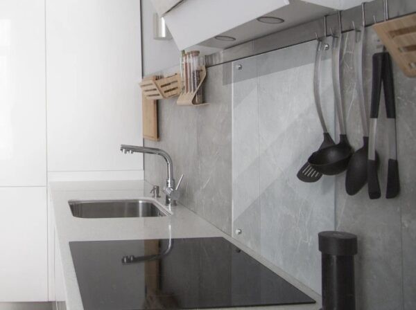 Какие бывают фартуки для кухни: ТОП-11 лучших вариантов, советы по выбору, особенности и уход