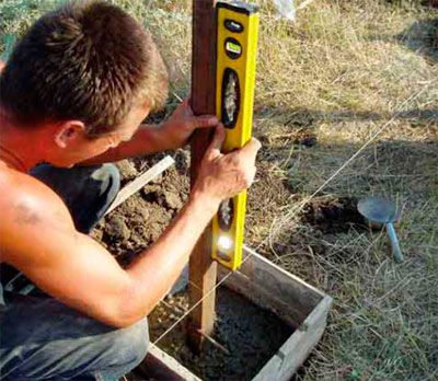 Забор из рабицы своими руками: пошаговый процесс изготовления и монтажа Забор из рабицы своими руками: пошаговый процесс изготовления и монтажа