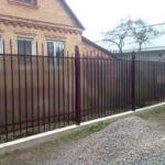 Забор из рабицы своими руками: пошаговый процесс изготовления и монтажа Забор из рабицы своими руками: пошаговый процесс изготовления и монтажа