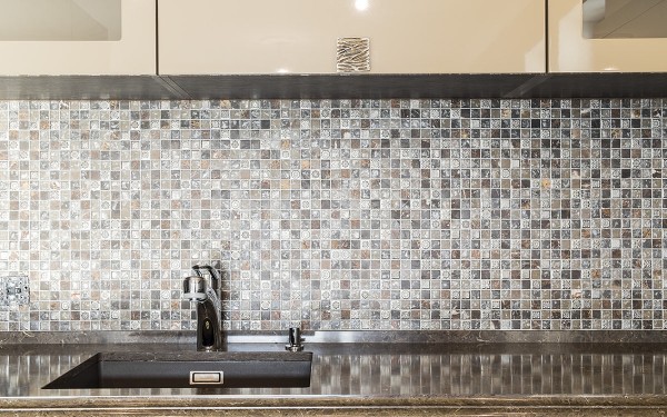 Какие бывают фартуки для кухни: ТОП-11 лучших вариантов, советы по выбору, особенности и уход