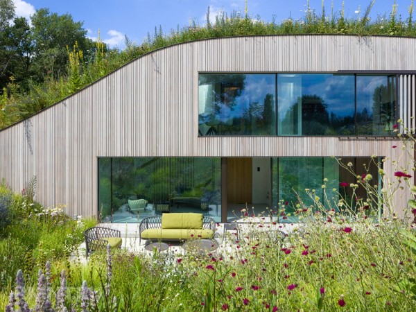 





Современный дом-землянка с минималистичным интерьером



