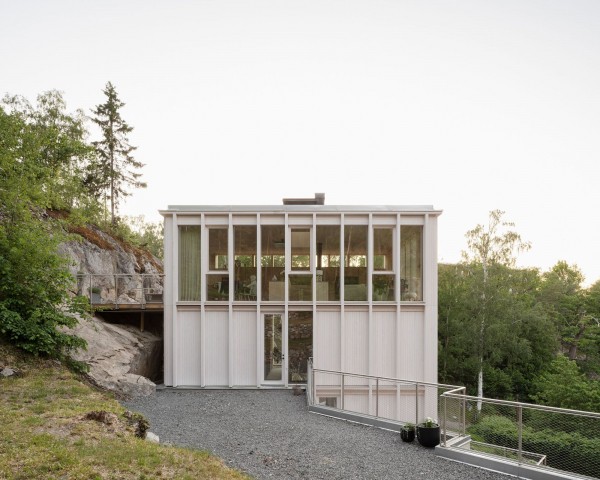 Деревянная резиденция, встроенная в скалистый склон Деревянная резиденция, встроенная в скалистый склон