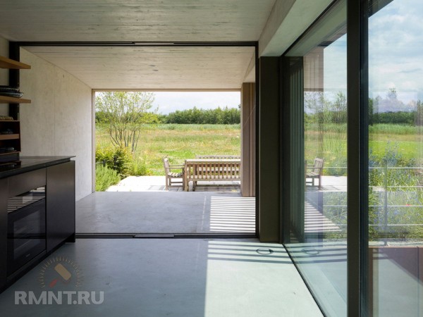 





Современный дом-землянка с минималистичным интерьером



