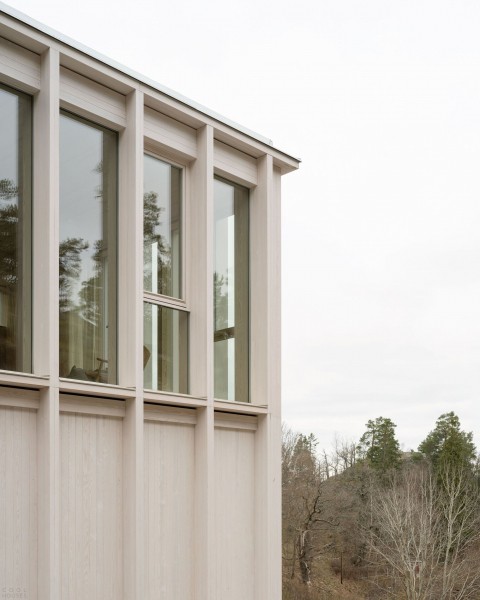 Деревянная резиденция, встроенная в скалистый склон Деревянная резиденция, встроенная в скалистый склон