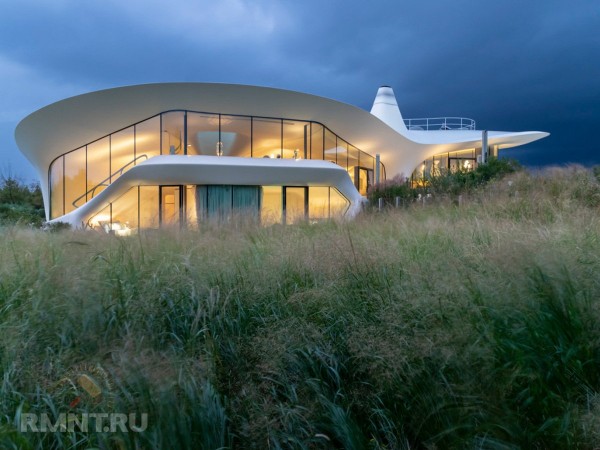 





Удивительный дом в космическом стиле на побережье



