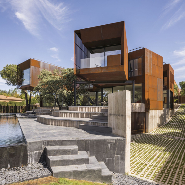 Уникальный дом с разветвленной конфигурацией