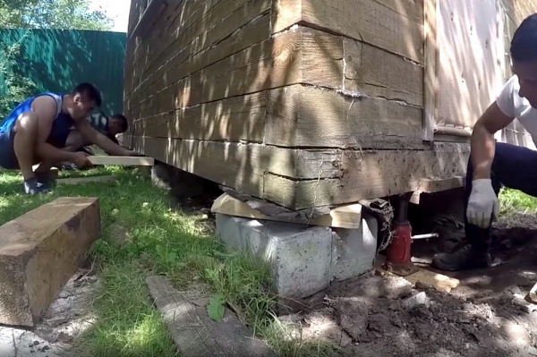 Как поднять баню для замены венцов или ремонта фундамента