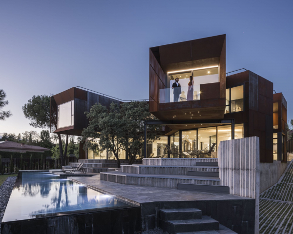 Уникальный дом с разветвленной конфигурацией