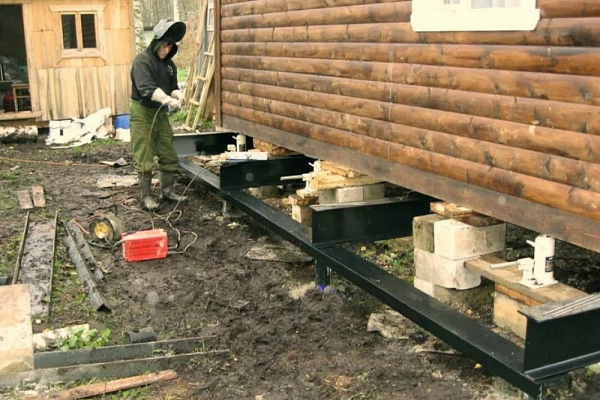 Как поднять баню для замены венцов или ремонта фундамента