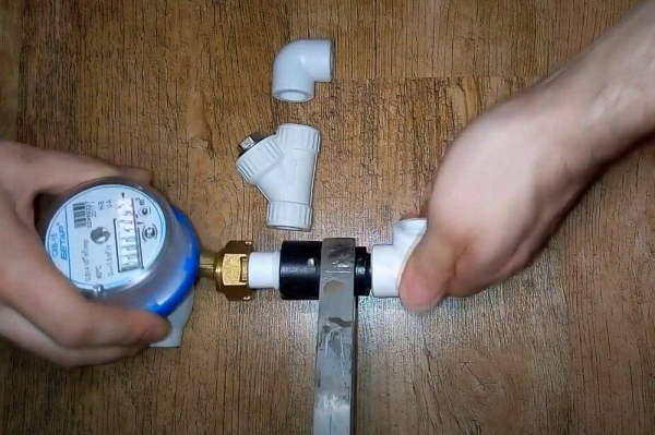 Как установить счетчики на воду в квартире: подробная пошаговая инструкция