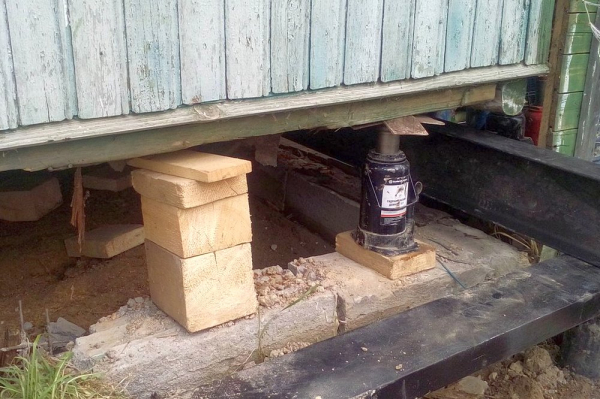 Как поднять баню для замены венцов или ремонта фундамента
