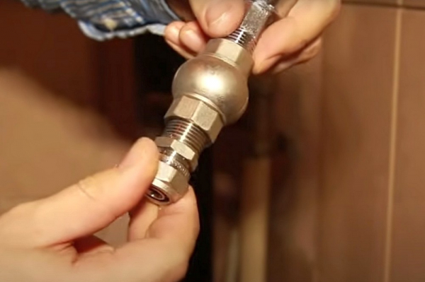 Как установить счетчики на воду в квартире: подробная пошаговая инструкция