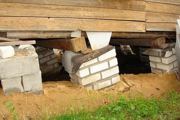 Как поднять баню для замены венцов или ремонта фундамента
