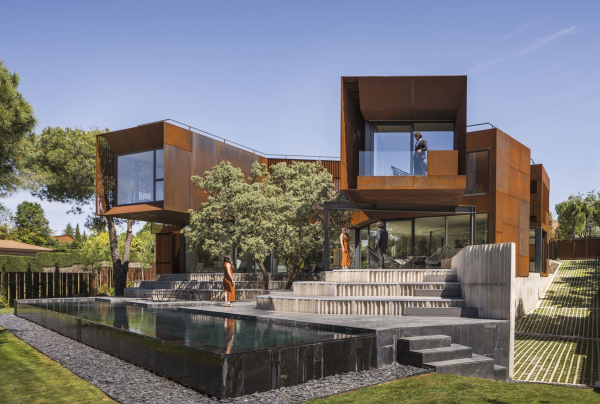 Уникальный дом с разветвленной конфигурацией