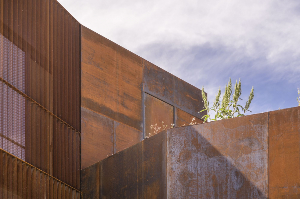 Уникальный дом с разветвленной конфигурацией