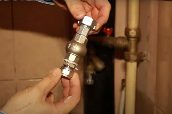 Как установить счетчики на воду в квартире: подробная пошаговая инструкция