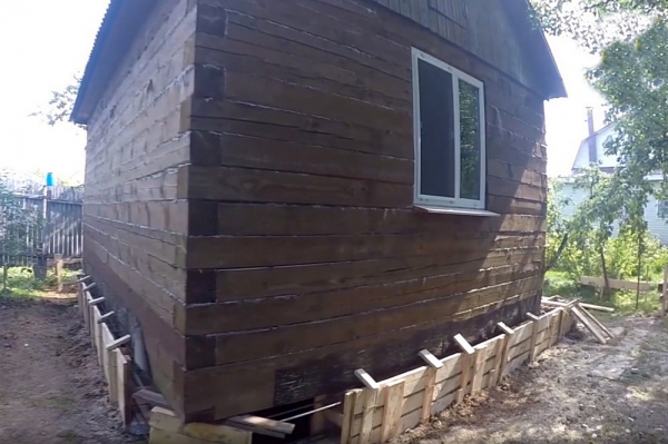 Как поднять баню для замены венцов или ремонта фундамента