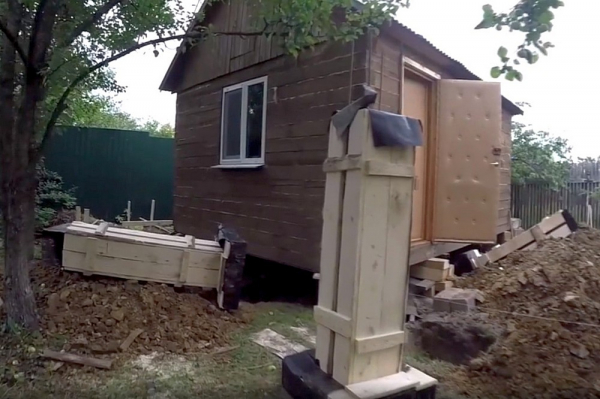 Как поднять баню для замены венцов или ремонта фундамента