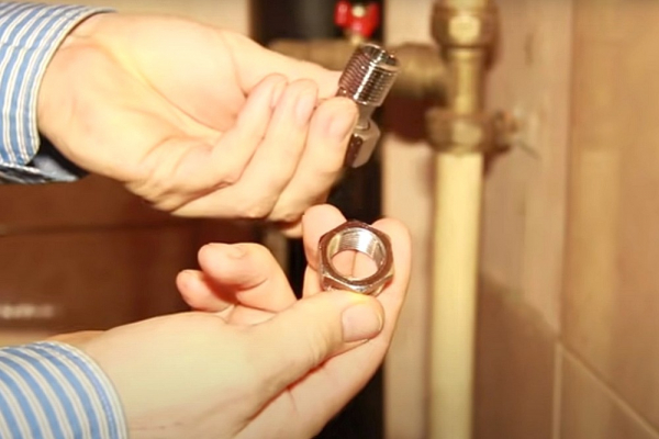 Как установить счетчики на воду в квартире: подробная пошаговая инструкция