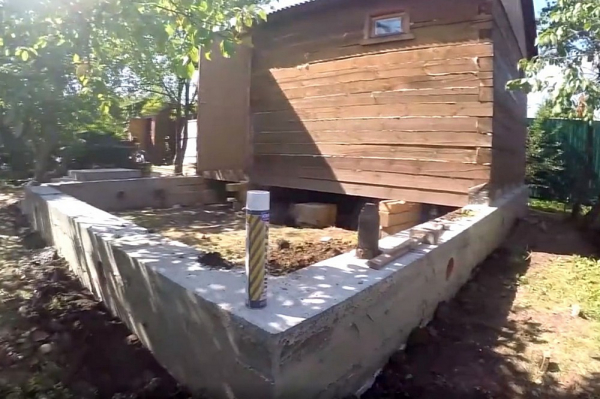 Как поднять баню для замены венцов или ремонта фундамента