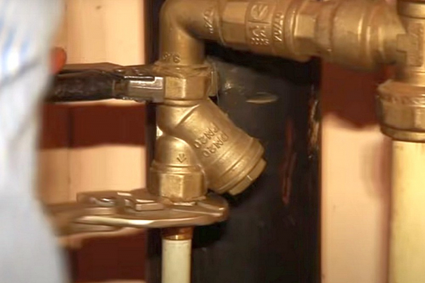 Как установить счетчики на воду в квартире: подробная пошаговая инструкция