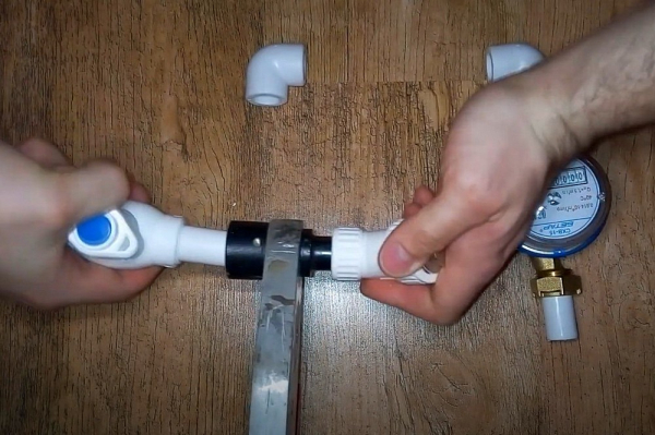 Как установить счетчики на воду в квартире: подробная пошаговая инструкция