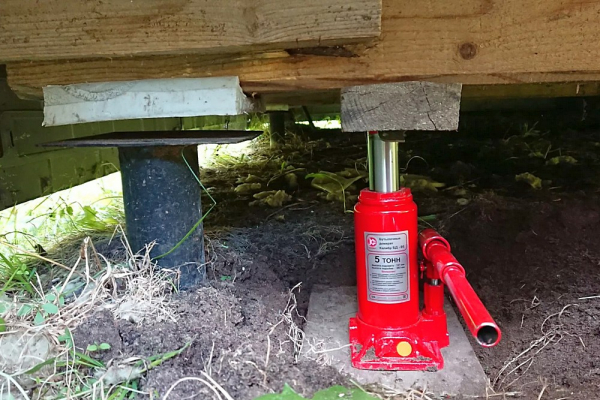 Как поднять баню для замены венцов или ремонта фундамента