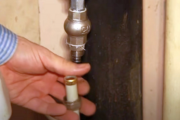 Как установить счетчики на воду в квартире: подробная пошаговая инструкция