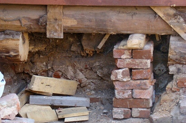 Как поднять баню для замены венцов или ремонта фундамента