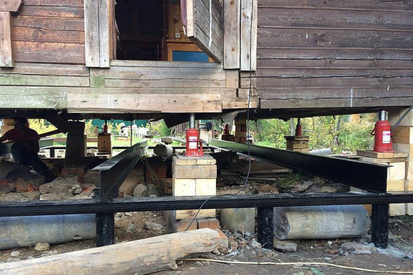 Как поднять баню для замены венцов или ремонта фундамента