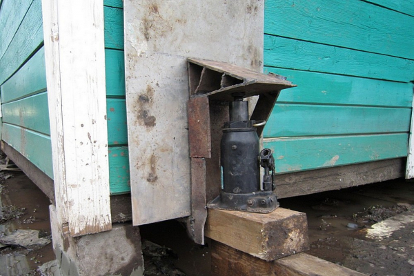 Как поднять баню для замены венцов или ремонта фундамента