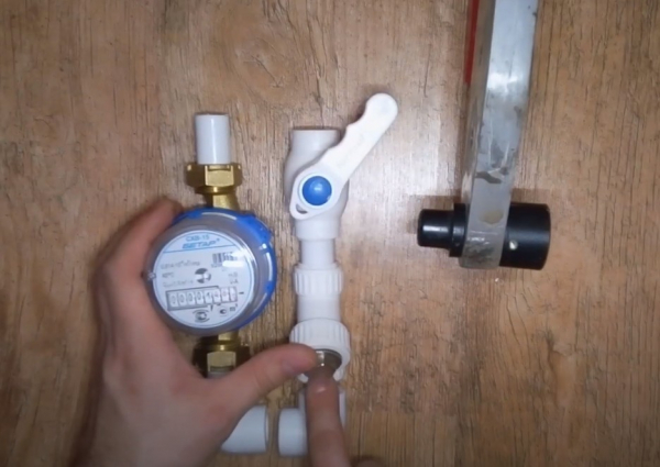 Как установить счетчики на воду в квартире: подробная пошаговая инструкция