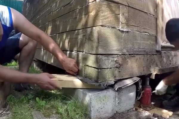 Как поднять баню для замены венцов или ремонта фундамента