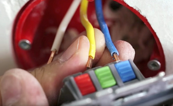 Трещит и искрит розетка: причины, как устранить неисправность и возможные последствия