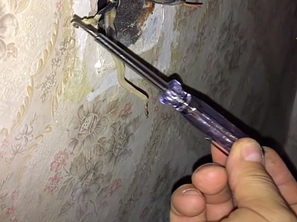 Трещит и искрит розетка: причины, как устранить неисправность и возможные последствия