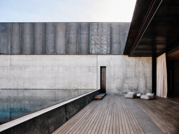 Минималистская вилла в пустынном ландшафте