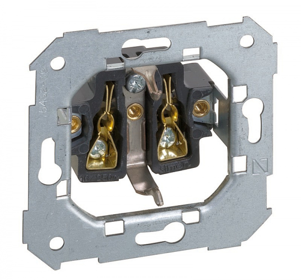 Трещит и искрит розетка: причины, как устранить неисправность и возможные последствия