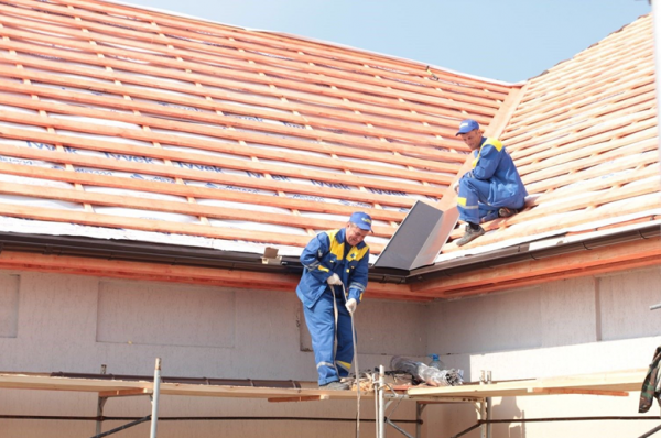 Как крепить шифер: выбираем крепеж, изучаем особенности технологии и варианты укладки на крышу