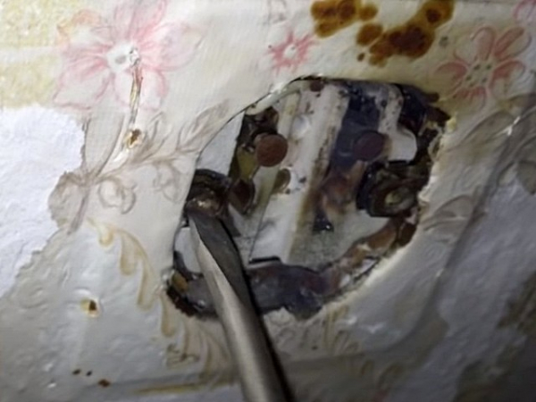 Трещит и искрит розетка: причины, как устранить неисправность и возможные последствия