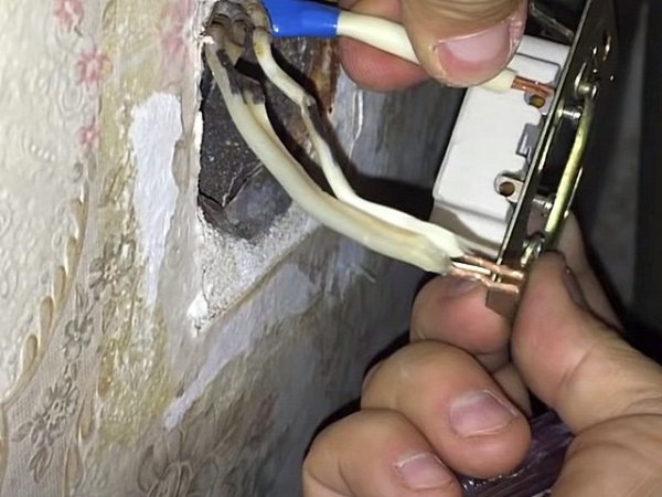 Трещит и искрит розетка: причины, как устранить неисправность и возможные последствия