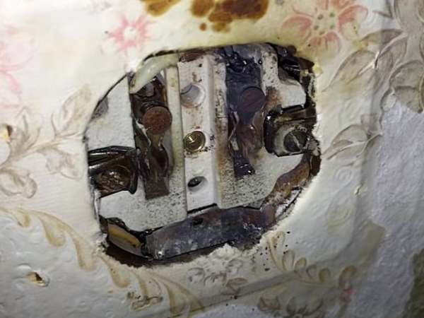 Трещит и искрит розетка: причины, как устранить неисправность и возможные последствия