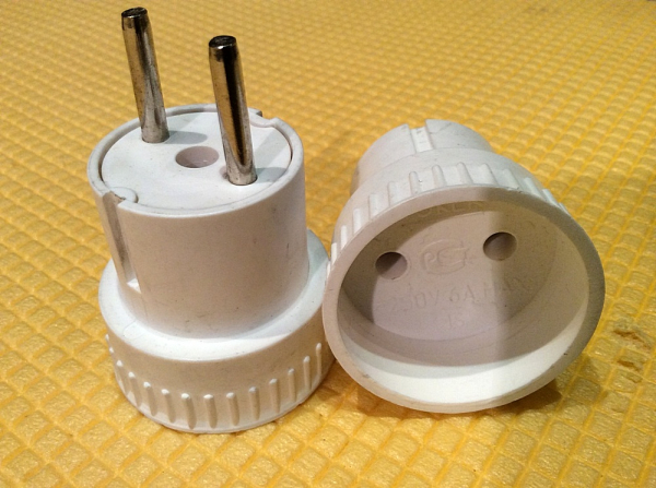 Трещит и искрит розетка: причины, как устранить неисправность и возможные последствия