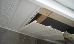 Подшивка крыши софитом &mdash; технология выполнения работ своими руками: пошаговая инструкция