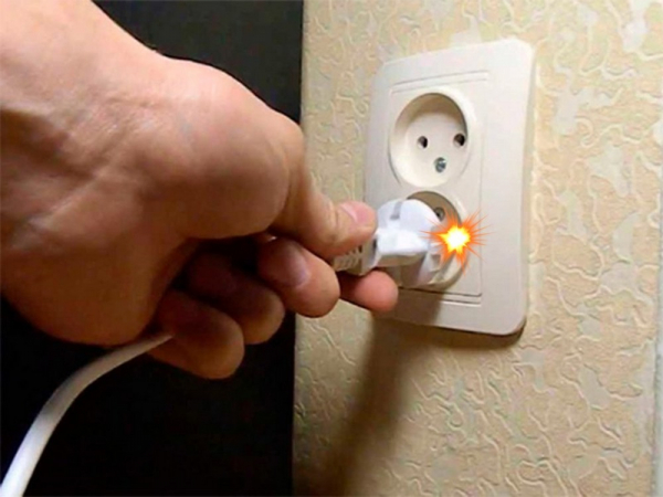 Трещит и искрит розетка: причины, как устранить неисправность и возможные последствия