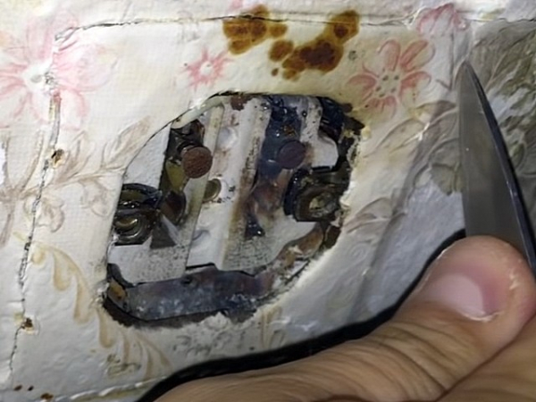 Трещит и искрит розетка: причины, как устранить неисправность и возможные последствия