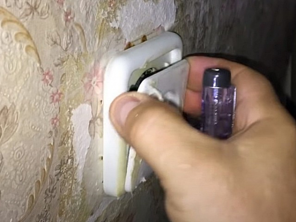 Трещит и искрит розетка: причины, как устранить неисправность и возможные последствия