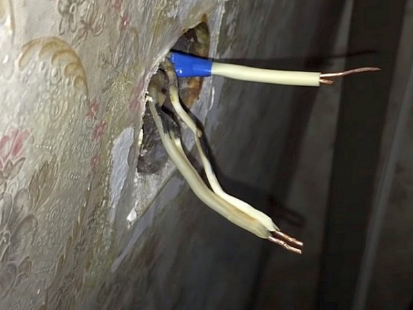 Трещит и искрит розетка: причины, как устранить неисправность и возможные последствия