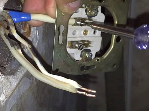 Трещит и искрит розетка: причины, как устранить неисправность и возможные последствия